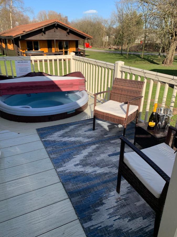 Beautiful 3 Bedroom Caravan With Hot Tub - Tattershall Lakes Exterior photo